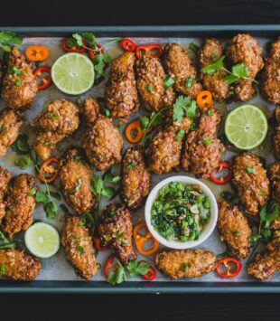 Fried Chicken aus dem Ofen mit Koriander und Chili.