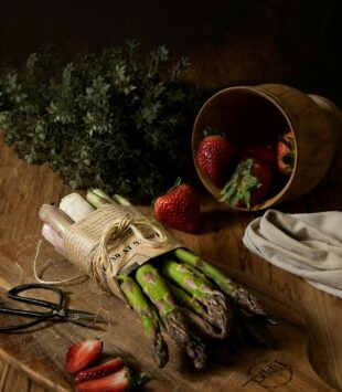 Frischer Spargel und Erdbeeren