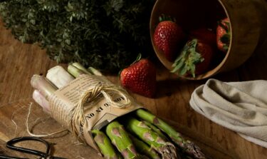 Frischer Spargel und Erdbeeren