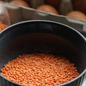 Rote Linsen in einem Topf