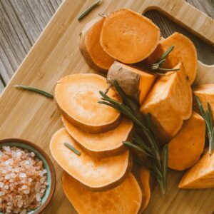 Geschnittene Süßkartoffeln auf einem Holzschneidebrett