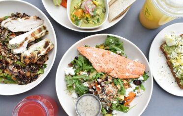 Verschiedene gesunde Salate mit gesunden Fetten