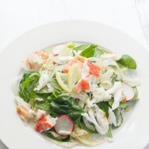 Ein gesunder Salat mit Huhn und Parmesan.