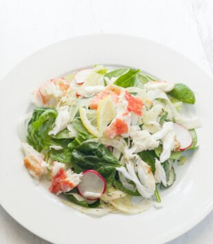 Ein gesunder Salat mit Huhn und Parmesan.
