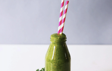 Grüner Smoothie mit Spinat, Banane & Beeren
