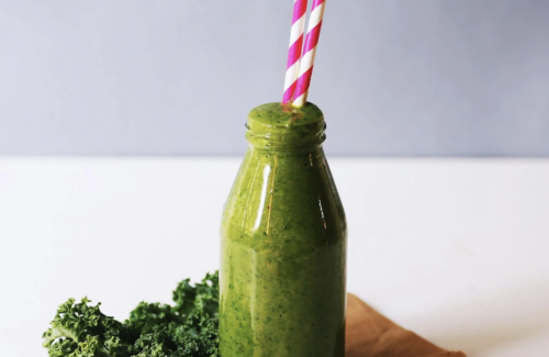 Grüner Smoothie mit Spinat, Banane & Beeren
