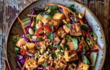 Thai-Salat mit Tofu & Erdnuss-Dressing