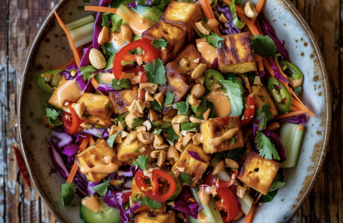 Thai-Salat mit Tofu & Erdnuss-Dressing