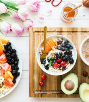 Verschiednene gesunde Frühstücksbowls.