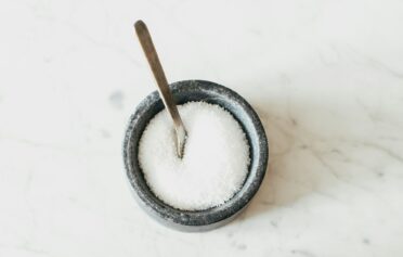 Eine Schale mit Salz und Pfeffer.
