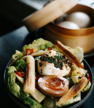 Eine Salat Bowl mit Mais, Ei und Mozarrella.