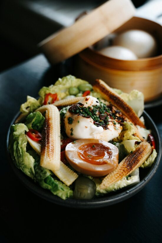 Eine Salat Bowl mit Mais, Ei und Mozarrella.
