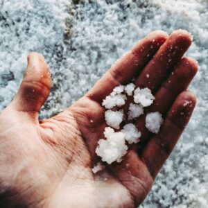 Grobes Slaz auf einer Hand in einer Nahaufnahme.