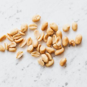 Erdnüsse auf einem hellen Tisch