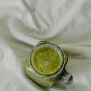 Grüner Smoothie mit Spinat, Banane & Beeren