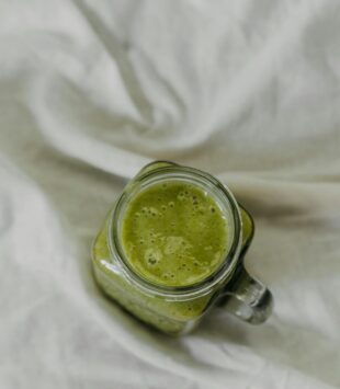 Grüner Smoothie mit Spinat, Banane & Beeren