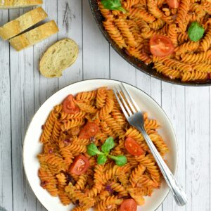 Frische Pasta aus Hülsenfrüchten mit Tomate und Basilikum.
