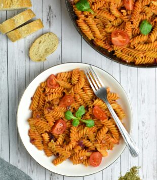 Frische Pasta aus Hülsenfrüchten mit Tomate und Basilikum.