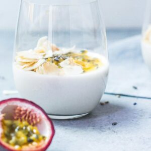 Joghurt Dessert mit Passionsfrucht und Mandeln.