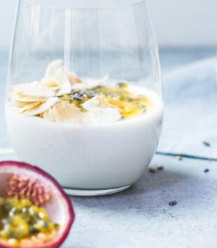 Joghurt Dessert mit Passionsfrucht und Mandeln.