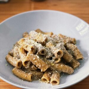 Eine Schale Vollkornpasta mit Parmesan.