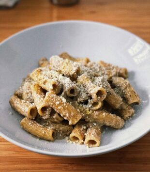 Eine Schale Vollkornpasta mit Parmesan.