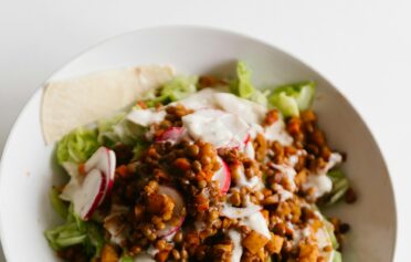 Eine gesunde und kaliumreiche Salatbowl mit Linsen.