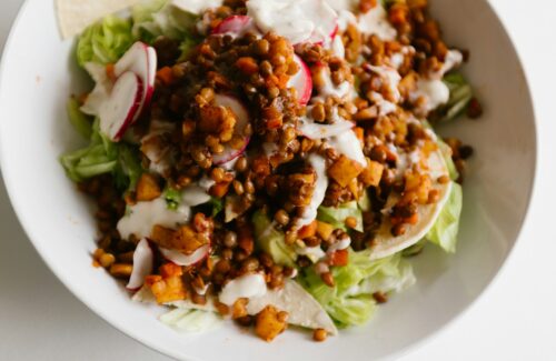 Eine gesunde und kaliumreiche Salatbowl mit Linsen.