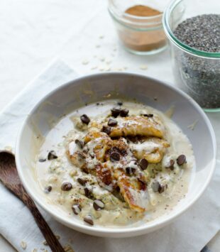 Porridge mit Apfel, Bananen und Zimt.