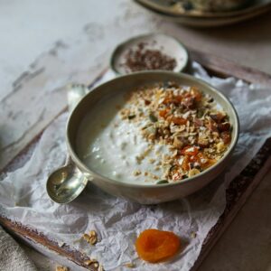Joghurt Bowl mit Granola.