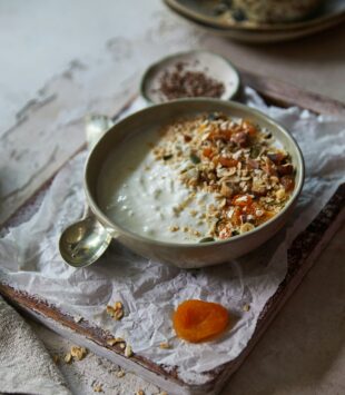 Joghurt Bowl mit Granola.