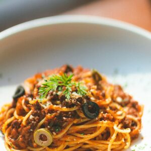 Frische Tomaten Pasta mit Oliven.