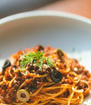 Frische Tomaten Pasta mit Oliven.