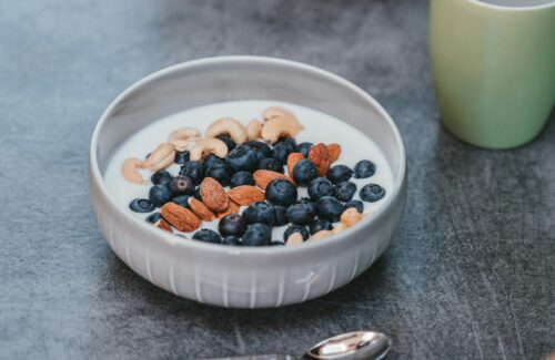 Eine gesunde Joghurt Bowl mit Blaubeeren, Mandeln und Cashews.