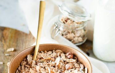 Eine Schale mit einem frischen Haferflocken Granola.