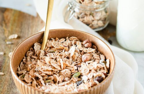 Eine Schale mit einem frischen Haferflocken Granola.