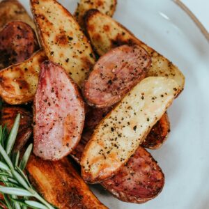 Selbstgemachte Kartoffelwedges mit Rosmarin.