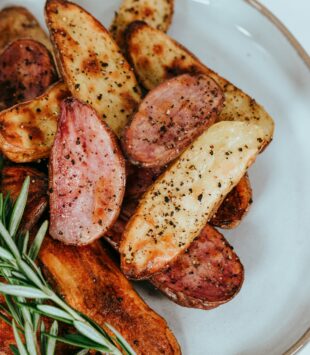Selbstgemachte Kartoffelwedges mit Rosmarin.