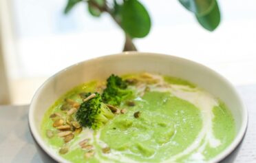 Grüne Gemüsesuppe mit Brokkoli & Erbsen
