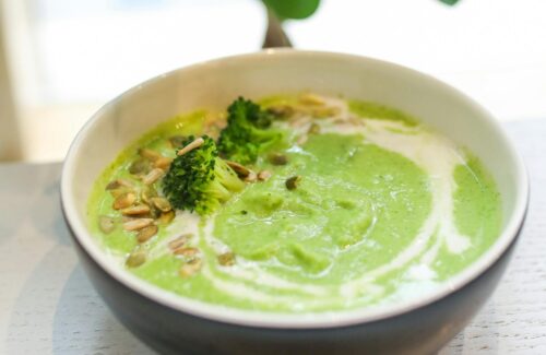 Grüne Gemüsesuppe mit Brokkoli & Erbsen