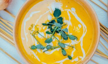 Gesunde orangene Suppe in einer Bowl