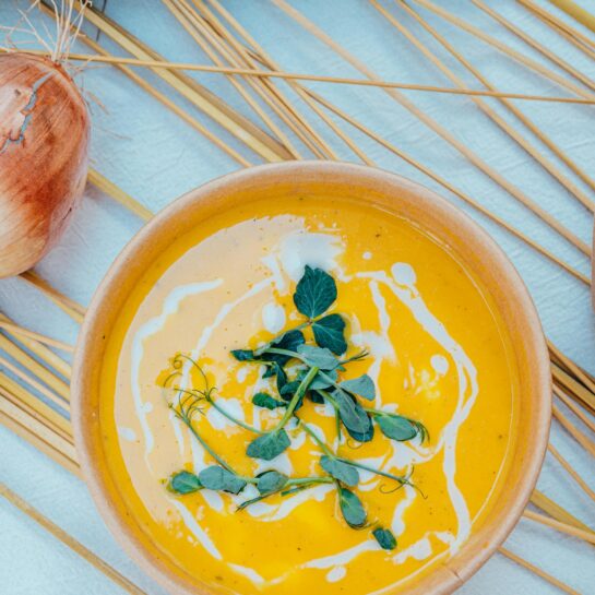 Gesunde orangene Suppe in einer Bowl