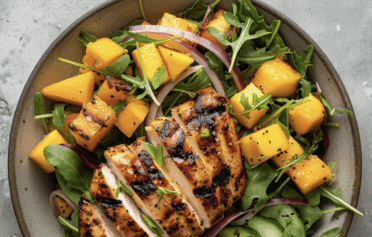 Gurken-Mango-Salat mit Rucola & gegrilltem Hähnchen