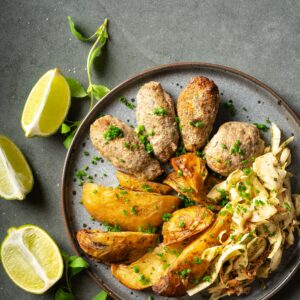 Ein Teller mit gerösteten Kartoffeln und Rührei.