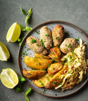 Ein Teller mit gerösteten Kartoffeln und Rührei.