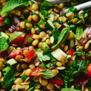 Ein gesunder Linsen-Minze-Salat.