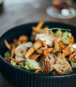 Eine Bowl mit einer Salat Pfifferlingspfanne.