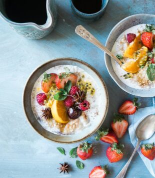 Zwei gesunde Joghurt Bowls mit frischem Obst.