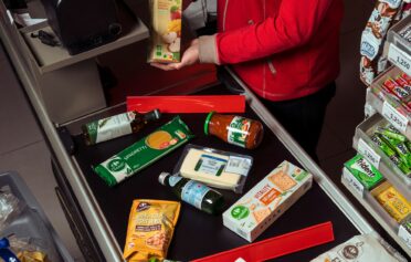 Ein Ausschnitt von einem Supermarkt Fließband mit verschiedenen Lebsnkitteln.