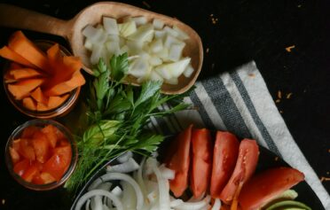 Eine gesunde Rohkost Snackplatte mit Gemüse.